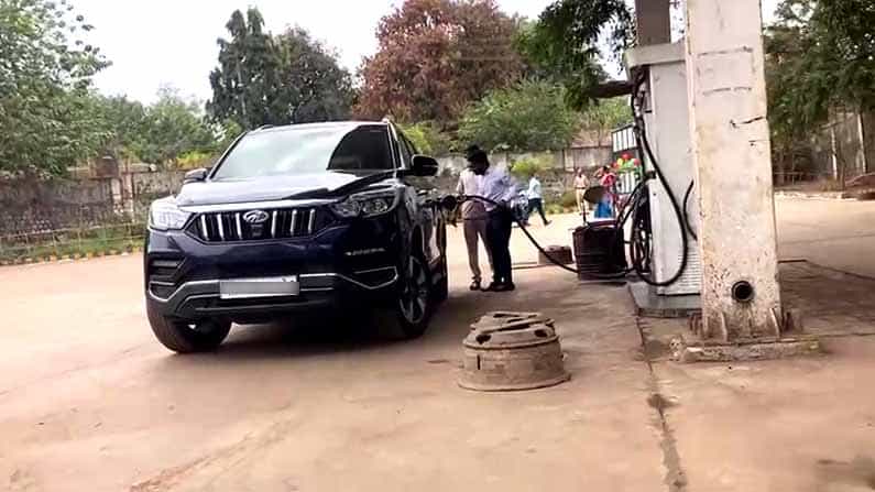 ಖಾಸಗಿ ವಾಹನಕ್ಕೂ ಸರ್ಕಾರಿ ಡಿಪೋದಲ್ಲಿ ಡೀಸೆಲ್ ತುಂಬಿಸಿಕೊಂಡ ಬಸ್ ಸಚಿವ ಲಕ್ಷ್ಮಣ ಸವದಿ..! ಖಾಸಗಿ ವಾಹನಕ್ಕೂ ಸರ್ಕಾರಿ ಡಿಪೋದಲ್ಲಿ ಡೀಸೆಲ್ ತುಂಬಿಸಿಕೊಂಡ ಬಸ್ ಸಚಿವ ಲಕ್ಷ್ಮಣ ಸವದಿ..!