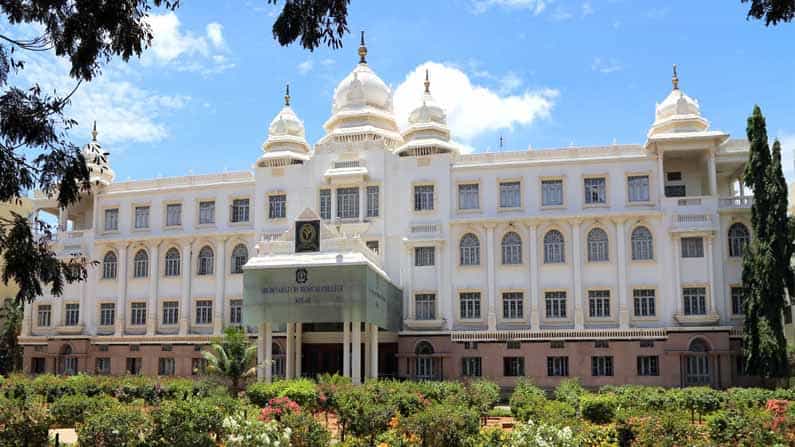 27 ನರ್ಸಿಂಗ್ ವಿದ್ಯಾರ್ಥಿಗಳಿಗೆ ಕೊರೊನಾ; ದೇವರಾಜ ಅರಸು ಮೆಡಿಕಲ್ ಕಾಲೇಜಿನಲ್ಲಿ ಹೆಚ್ಚಿದ ಆತಂಕ 27 ನರ್ಸಿಂಗ್ ವಿದ್ಯಾರ್ಥಿಗಳಿಗೆ ಕೊರೊನಾ; ದೇವರಾಜ ಅರಸು ಮೆಡಿಕಲ್ ಕಾಲೇಜಿನಲ್ಲಿ ಹೆಚ್ಚಿದ ಆತಂಕ