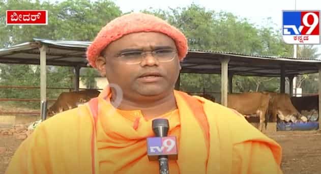 ಜಿಲ್ಲೆಯ ಕಾವಿಧಾರಿಯೊಬ್ಬರು ದೇಶಿ ಗೋವುಗಳನ್ನ ಸಾಕಿ, ಅವುಗಳ ಮಹತ್ವವನ್ನ ತಿಳಿಸಿ ಕೊಡುತ್ತಿದ್ದಾರೆ