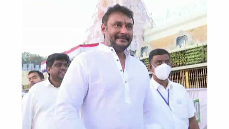‘ರಾಬರ್ಟ್’ ಸಿನಿಮಾ ರಿಲೀಸ್ಗೂ ಮುನ್ನ ತಿರುಮಲ ದೇಗುಲಕ್ಕೆ ನಟ ದರ್ಶನ್ ಭೇಟಿ ‘ರಾಬರ್ಟ್’ ಸಿನಿಮಾ ರಿಲೀಸ್ಗೂ ಮುನ್ನ ತಿರುಮಲ ದೇಗುಲಕ್ಕೆ ನಟ ದರ್ಶನ್ ಭೇಟಿ