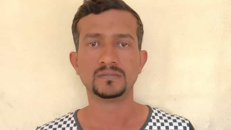 ಪ್ರೀತಿಗೆ ನೋ ಎಂದಿದ್ದಕ್ಕೆ ಚಾಚುವಿನಿಂದ ಚುಚ್ಚಿ ಹತ್ಯೆಗೈದ ವ್ಯಕ್ತಿ ಪೊಲೀಸರ ಸೆರೆ ಪ್ರೀತಿಗೆ ನೋ ಎಂದಿದ್ದಕ್ಕೆ ಚಾಚುವಿನಿಂದ ಚುಚ್ಚಿ ಹತ್ಯೆಗೈದ ವ್ಯಕ್ತಿ ಪೊಲೀಸರ ಸೆರೆ