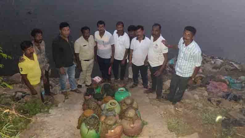 ಕೆರೆಯಲ್ಲಿ ಬಚ್ಚಿಟ್ಟಿದ್ದ 330 ಲೀಟರ್ ಕಳ್ಳಭಟ್ಟಿಯ ವಾಸನೆ ಹಿಡಿದ ಖಾಕಿ ಪಡೆ! ಕೆರೆಯಲ್ಲಿ ಬಚ್ಚಿಟ್ಟಿದ್ದ 330 ಲೀಟರ್ ಕಳ್ಳಭಟ್ಟಿಯ ವಾಸನೆ ಹಿಡಿದ ಖಾಕಿ ಪಡೆ!