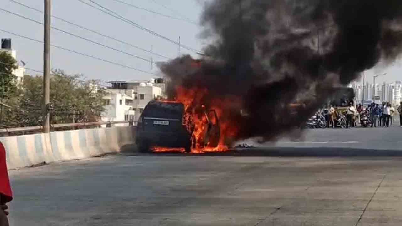 Car Fire ಕಲಾಣ್ಯನಗರ ಫ್ಲೈಓವರ್ ಮೇಲೆ ಚಲಿಸುತ್ತಿದ್ದ ವೇಳೆ.. ಹೊತ್ತಿ ಉರಿದ ಕಾರು