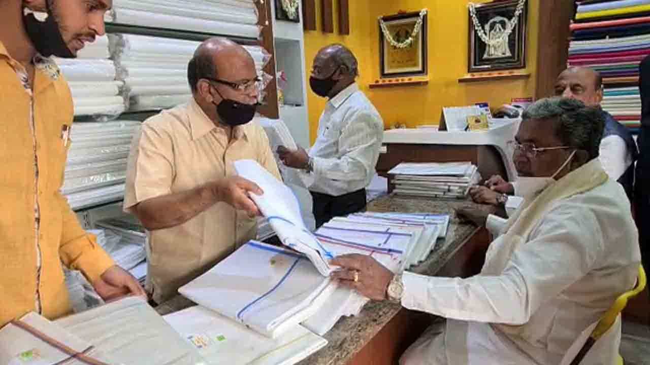Siddaramaiah cotton shopping spree ಏಯ್.. ಚೆನ್ನಾಗಿರೋ ಪಂಚೆ ಕೊಡಯ್ಯ.. ಕಲರ್ ಇಲ್ದೇ ಇರೋದು ಕೊಡಬೇಡ -ಸಿದ್ದರಾಮಯ್ಯ ಖಾದಿ ಶಾಪಿಂಗ್! Siddaramaiah cotton shopping spree ಏಯ್.. ಚೆನ್ನಾಗಿರೋ ಪಂಚೆ ಕೊಡಯ್ಯ.. ಕಲರ್ ಇಲ್ದೇ ಇರೋದು ಕೊಡಬೇಡ -ಸಿದ್ದರಾಮಯ್ಯ ಖಾದಿ ಶಾಪಿಂಗ್!