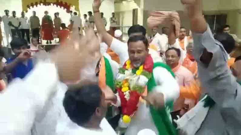 ಅಭಿಮಾನಿಗಳ ಒತ್ತಾಯದ ಮೇರೆಗೆ.. ಮಾಜಿ ಶಾಸಕ ವಿಜಯಾನಂದ ಕಾಶಪ್ಪನವರ್ ಜಬರ್ದಸ್ತ್ ಡ್ಯಾನ್ಸ್!
