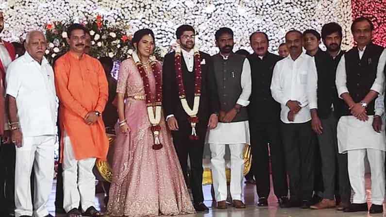 ಬಿ.ಎಸ್. ಯಡಿಯೂರಪ್ಪ ಮನೆಯಲ್ಲಿ ಮೊಮ್ಮಗಳ ಮದುವೆ ಸಂಭ್ರಮ, ಗಣ್ಯಾತಿಗಣ್ಯರು ಭಾಗಿ ಬಿ.ಎಸ್. ಯಡಿಯೂರಪ್ಪ ಮನೆಯಲ್ಲಿ ಮೊಮ್ಮಗಳ ಮದುವೆ ಸಂಭ್ರಮ, ಗಣ್ಯಾತಿಗಣ್ಯರು ಭಾಗಿ