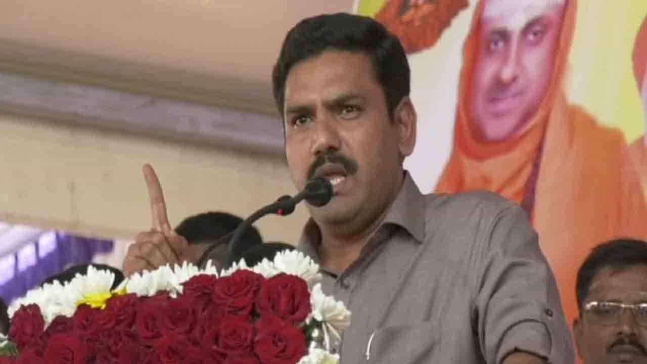 ‘ನನ್ನ ತಂದೆ ವಿರುದ್ಧ 25-30 ಕ್ರಿಮಿನಲ್ ಕೇಸ್ಗಳಿದ್ದವು.. ಹಂತ ಹಂತವಾಗಿ ಹೋರಾಟ ಮಾಡಿ ಪ್ರಕರಣಗಳನ್ನು ಕಡಿಮೆ ಮಾಡಿದ್ದೇನೆ’ ‘ನನ್ನ ತಂದೆ ವಿರುದ್ಧ 25-30 ಕ್ರಿಮಿನಲ್ ಕೇಸ್ಗಳಿದ್ದವು.. ಹಂತ ಹಂತವಾಗಿ ಹೋರಾಟ ಮಾಡಿ ಪ್ರಕರಣಗಳನ್ನು ಕಡಿಮೆ ಮಾಡಿದ್ದೇನೆ’