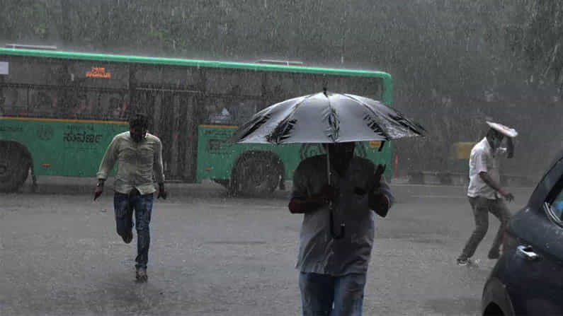 Bangalore Rain: ಬೆಂಗಳೂರಿನಲ್ಲಿ ಗುಡುಗು ಸಹಿತ ಭಾರೀ ಮಳೆ ಸಾಧ್ಯತೆ; ಹವಾಮಾನ ಇಲಾಖೆ ಸೂಚನೆ Bangalore Rain: ಬೆಂಗಳೂರಿನಲ್ಲಿ ಗುಡುಗು ಸಹಿತ ಭಾರೀ ಮಳೆ ಸಾಧ್ಯತೆ; ಹವಾಮಾನ ಇಲಾಖೆ ಸೂಚನೆ