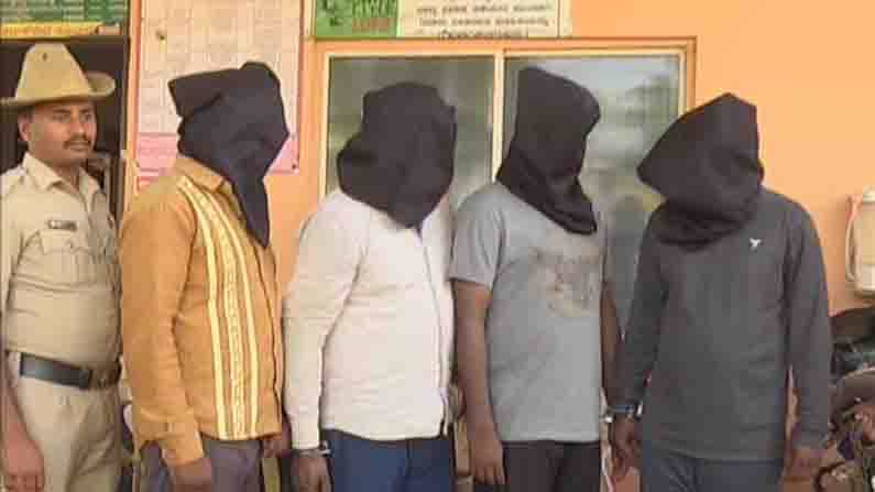 ಅಡಿಕೆ ವ್ಯಾಪಾರಿ ಬಳಿ ದರೋಡೆ ಮಾಡಿ ಪರಾರಿಯಾಗಿದ್ದ ನಾಲ್ವರು ಅರೆಸ್ಟ್, ಮತ್ತಿಬ್ಬರಿಗಾಗಿ ಶೋಧ ಅಡಿಕೆ ವ್ಯಾಪಾರಿ ಬಳಿ ದರೋಡೆ ಮಾಡಿ ಪರಾರಿಯಾಗಿದ್ದ ನಾಲ್ವರು ಅರೆಸ್ಟ್, ಮತ್ತಿಬ್ಬರಿಗಾಗಿ ಶೋಧ