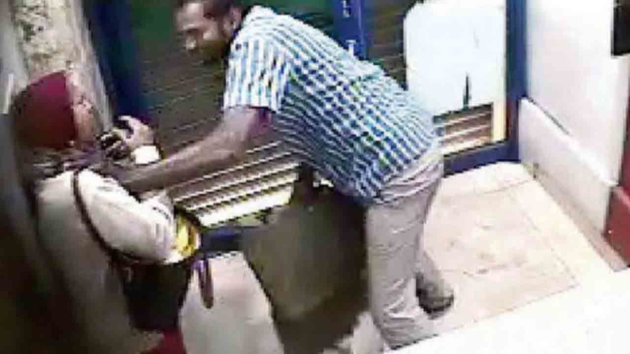 ಕಾರ್ಪೊರೇಷನ್ ಬ್ಯಾಂಕ್ ATMನಲ್ಲಿ ಜ್ಯೋತಿ ಮೇಲೆ ಮಚ್ಚು ಬೀಸಿದ್ದವ ಅಪರಾಧಿ- ಕೋರ್ಟ್ ತೀರ್ಪು: ಶಿಕ್ಷೆ ಏನು? ಕಾರ್ಪೊರೇಷನ್ ಬ್ಯಾಂಕ್ ATMನಲ್ಲಿ ಜ್ಯೋತಿ ಮೇಲೆ ಮಚ್ಚು ಬೀಸಿದ್ದವ ಅಪರಾಧಿ- ಕೋರ್ಟ್ ತೀರ್ಪು: ಶಿಕ್ಷೆ ಏನು?
