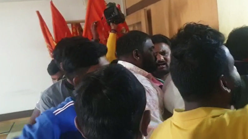 Pogaru: ಫಿಲ್ಮ್ ಚೇಂಬರ್ಗೆ ಧ್ರುವ ಅಭಿಮಾನಿಗಳ ಮುತ್ತಿಗೆ Pogaru: ಫಿಲ್ಮ್ ಚೇಂಬರ್ಗೆ ಧ್ರುವ ಅಭಿಮಾನಿಗಳ ಮುತ್ತಿಗೆ