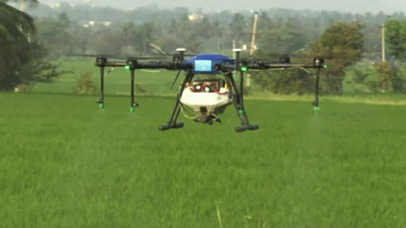 Drones in Agriculture: ಭತ್ತದ ಕಣಜದಲ್ಲಿ ಕ್ರೀಮಿನಾಶಕ ಸಿಂಪಡಣೆಗಾಗಿ ಡ್ರೋನ್ಗೆ ಮೊರೆ ಹೋದ ರೈತರು