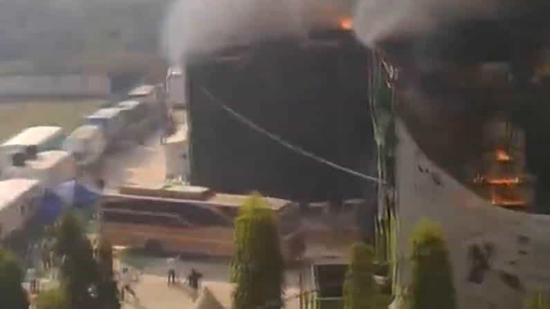 Goregaon Studio Fire ಮುಂಬೈನಲ್ಲಿ ಭಾರೀ ಅಗ್ನಿಅವಘಡ: ಹೊತ್ತಿ ಉರಿದ ಸ್ಟುಡಿಯೋ Goregaon Studio Fire ಮುಂಬೈನಲ್ಲಿ ಭಾರೀ ಅಗ್ನಿಅವಘಡ: ಹೊತ್ತಿ ಉರಿದ ಸ್ಟುಡಿಯೋ