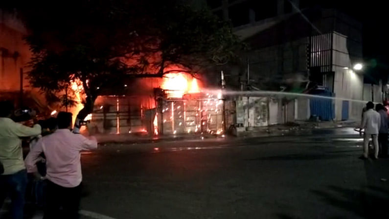 ಹೈದರಾಬಾದ್: ಶಾರ್ಟ್ಸರ್ಕ್ಯೂಟ್ನಿಂದ ಹೊತ್ತಿ ಉರಿದ 5 ಬಟ್ಟೆ ಅಂಗಡಿ, ಉದ್ದೇಶಪೂರ್ವಕವಾಗಿ ಬೆಂಕಿ ಹಚ್ಚಿರುವ ಅನುಮಾನ ಹೈದರಾಬಾದ್: ಶಾರ್ಟ್ಸರ್ಕ್ಯೂಟ್ನಿಂದ ಹೊತ್ತಿ ಉರಿದ 5 ಬಟ್ಟೆ ಅಂಗಡಿ, ಉದ್ದೇಶಪೂರ್ವಕವಾಗಿ ಬೆಂಕಿ ಹಚ್ಚಿರುವ ಅನುಮಾನ