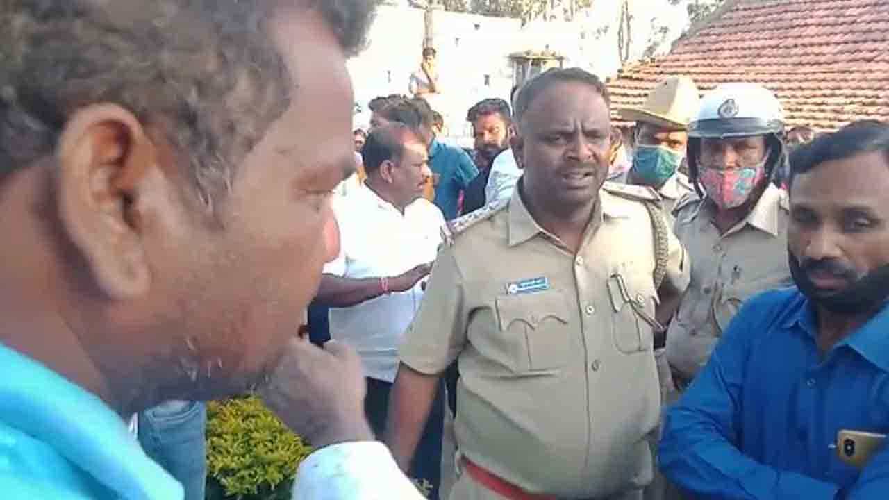 ಮಾವನಿಂದಲೇ ಸೊಸೆ ಮೇಲೆ ಅತ್ಯಾಚಾರ ಆರೋಪ: ಮನನೊಂದು ವಿಷ ಕುಡಿದ ಮಹಿಳೆ ಆಸ್ಪತ್ರೆಯಲ್ಲಿ ಸಾವು ಮಾವನಿಂದಲೇ ಸೊಸೆ ಮೇಲೆ ಅತ್ಯಾಚಾರ ಆರೋಪ: ಮನನೊಂದು ವಿಷ ಕುಡಿದ ಮಹಿಳೆ ಆಸ್ಪತ್ರೆಯಲ್ಲಿ ಸಾವು