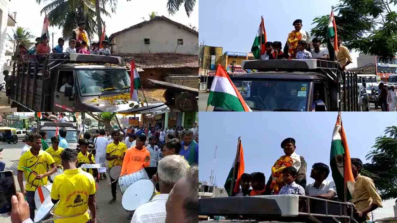 17 ವರ್ಷ ದೇಶ ಸೇವೆ ಮಾಡಿ.. ಊರಿಗೆ ಮರಳಿದ ವೀರ ಯೋಧನಿಗೆ ಸಿಕ್ತು ಅದ್ದೂರಿ ಸ್ವಾಗತ 17 ವರ್ಷ ದೇಶ ಸೇವೆ ಮಾಡಿ.. ಊರಿಗೆ ಮರಳಿದ ವೀರ ಯೋಧನಿಗೆ ಸಿಕ್ತು ಅದ್ದೂರಿ ಸ್ವಾಗತ