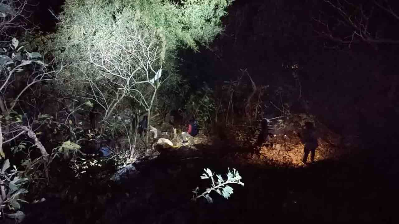 Vizag Accident: ವಿಶಾಖಪಟ್ಟಣಂನ ಅರಕು ಘಾಟ್ ರಸ್ತೆಯಲ್ಲಿ ಖಾಸಗಿ ಬಸ್ ಕಂದಕಕ್ಕೆ ಉರುಳಿ 8 ಪ್ರಯಾಣಿಕರು ಸಾವು Vizag Accident: ವಿಶಾಖಪಟ್ಟಣಂನ ಅರಕು ಘಾಟ್ ರಸ್ತೆಯಲ್ಲಿ ಖಾಸಗಿ ಬಸ್ ಕಂದಕಕ್ಕೆ ಉರುಳಿ 8 ಪ್ರಯಾಣಿಕರು ಸಾವು