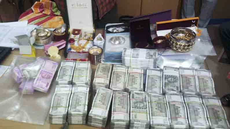 ACB Raid ಬಯಲಾಗುತ್ತಿದೆ ಅಧಿಕಾರಿಗಳ ಭ್ರಷ್ಟಾಚಾರ.. ನೀರಾವರಿ ಎಂಜಿನಿಯರ್ ಪತ್ನಿ, ಅಳಿಯನ ಹೆಸರಲ್ಲೂ ಇದೆ ಲಾಕರ್ ACB Raid ಬಯಲಾಗುತ್ತಿದೆ ಅಧಿಕಾರಿಗಳ ಭ್ರಷ್ಟಾಚಾರ.. ನೀರಾವರಿ ಎಂಜಿನಿಯರ್ ಪತ್ನಿ, ಅಳಿಯನ ಹೆಸರಲ್ಲೂ ಇದೆ ಲಾಕರ್