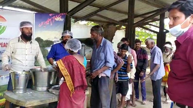 Hunger has no Religion | ಹಸಿದ ಜೀವಗಳಿಗೆ ಹೊಟ್ಟೆ ತುಂಬಿಸುತ್ತಿರುವ ಹುಬ್ಬಳ್ಳಿಯ ಯುವಕರ ತಂಡ!