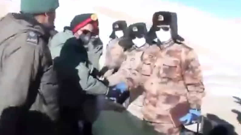 Ladakh standoff: ಭಾರತ-ಚೀನಾ ಶೀತಲ ಸಮರ; ಪ್ಯಾಂಗಾಂಗ್ ಸರೋವರದಿಂದ ಮರಳುತ್ತಿರುವ ಯುದ್ಧ ಟ್ಯಾಂಕ್ಗಳು Ladakh standoff: ಭಾರತ-ಚೀನಾ ಶೀತಲ ಸಮರ; ಪ್ಯಾಂಗಾಂಗ್ ಸರೋವರದಿಂದ ಮರಳುತ್ತಿರುವ ಯುದ್ಧ ಟ್ಯಾಂಕ್ಗಳು
