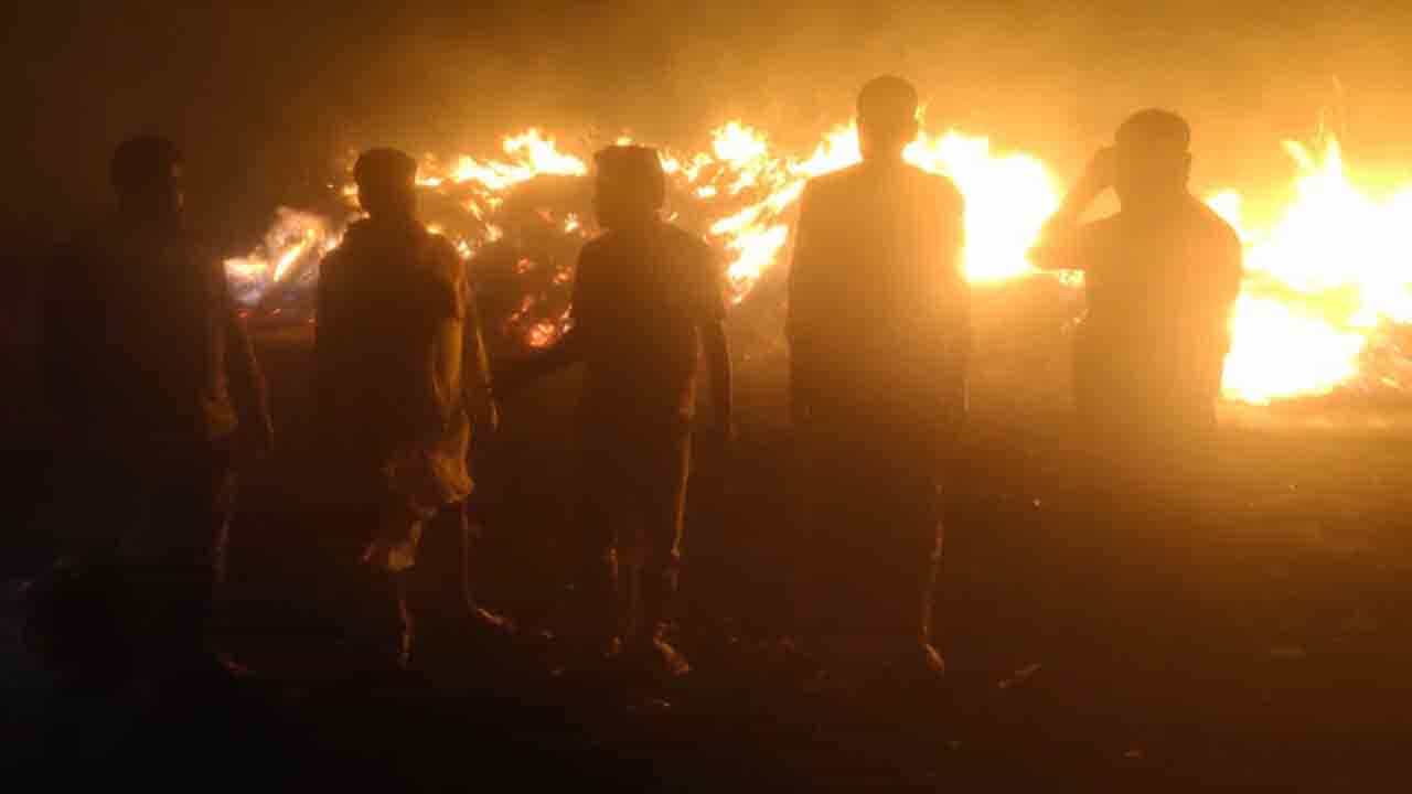 Fire ಹೊಸೂರು ಗ್ರಾಮದಲ್ಲಿ ಕಡಲೆ ಬಣವೆಗೆ ಆಕಸ್ಮಿಕ ಬೆಂಕಿ: 20 ಎಕರೆಯಲ್ಲಿ ಬೆಳೆದಿದ್ದ ಬೆಳೆ ಸುಟ್ಟು ಭಸ್ಮ Fire ಹೊಸೂರು ಗ್ರಾಮದಲ್ಲಿ ಕಡಲೆ ಬಣವೆಗೆ ಆಕಸ್ಮಿಕ ಬೆಂಕಿ: 20 ಎಕರೆಯಲ್ಲಿ ಬೆಳೆದಿದ್ದ ಬೆಳೆ ಸುಟ್ಟು ಭಸ್ಮ
