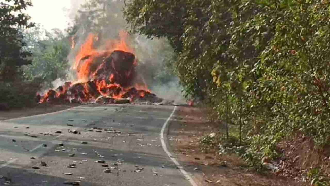 ಕಂಚಿನ ಬಾಗಿಲು ಬಳಿ ಅಗ್ನಿ ದುರಂತ: ನೋಡನೋಡುತ್ತಿದ್ದಂತೆ ಬೀಡಿ ಎಲೆ ತುಂಬಿದ್ದ ಲಾರಿ ಬೆಂಕಿಗಾಹುತಿ