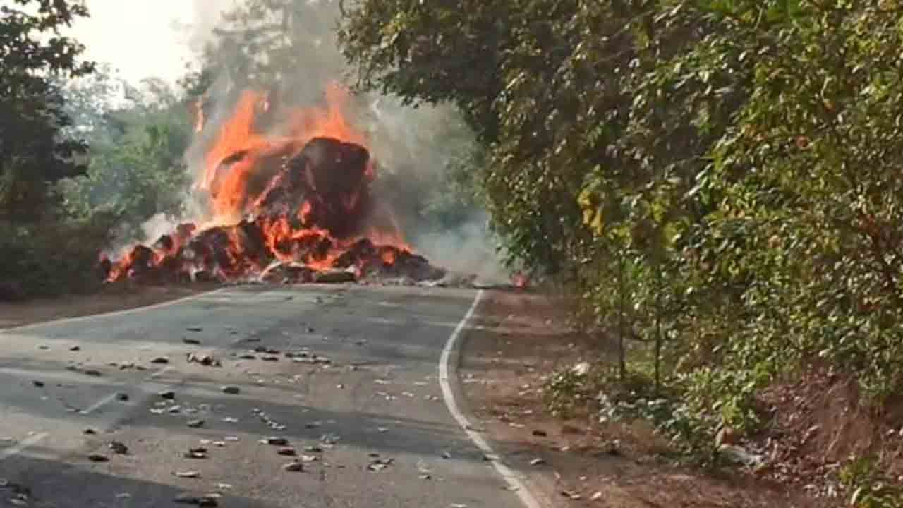 ಕಂಚಿನ ಬಾಗಿಲು ಬಳಿ ಅಗ್ನಿ ದುರಂತ: ನೋಡನೋಡುತ್ತಿದ್ದಂತೆ ಬೀಡಿ ಎಲೆ ತುಂಬಿದ್ದ ಲಾರಿ ಬೆಂಕಿಗಾಹುತಿ ಕಂಚಿನ ಬಾಗಿಲು ಬಳಿ ಅಗ್ನಿ ದುರಂತ: ನೋಡನೋಡುತ್ತಿದ್ದಂತೆ ಬೀಡಿ ಎಲೆ ತುಂಬಿದ್ದ ಲಾರಿ ಬೆಂಕಿಗಾಹುತಿ
