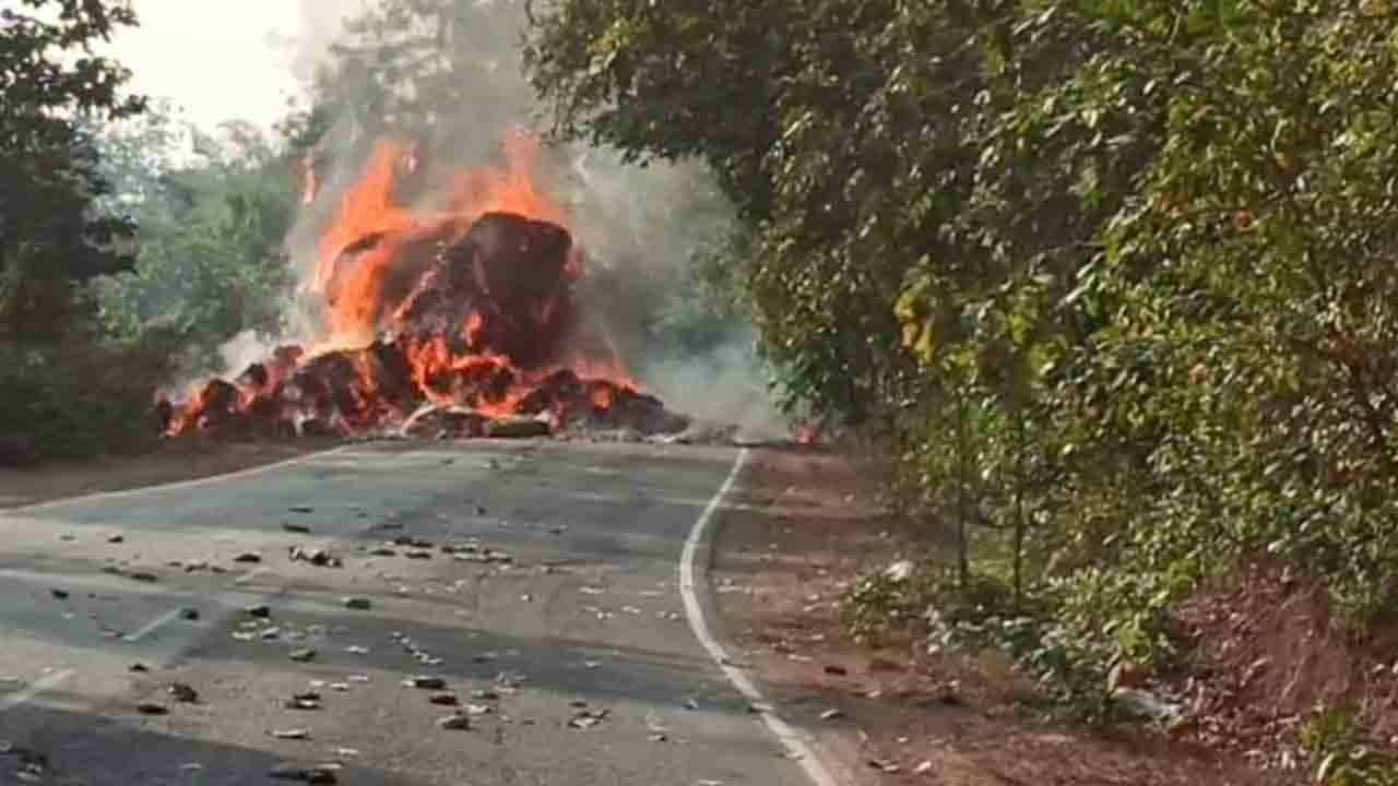 ಕಂಚಿನ ಬಾಗಿಲು ಬಳಿ ಅಗ್ನಿ ದುರಂತ: ನೋಡನೋಡುತ್ತಿದ್ದಂತೆ ಬೀಡಿ ಎಲೆ ತುಂಬಿದ್ದ ಲಾರಿ ಬೆಂಕಿಗಾಹುತಿ ಕಂಚಿನ ಬಾಗಿಲು ಬಳಿ ಅಗ್ನಿ ದುರಂತ: ನೋಡನೋಡುತ್ತಿದ್ದಂತೆ ಬೀಡಿ ಎಲೆ ತುಂಬಿದ್ದ ಲಾರಿ ಬೆಂಕಿಗಾಹುತಿ