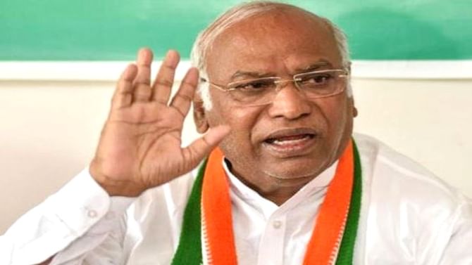 Mallikarjun Kharge: ಹಿರಿಯ ಕಾಂಗ್ರೆಸ್ ನಾಯಕ ಮಲ್ಲಿಕಾರ್ಜುನ ಖರ್ಗೆಗೆ ಒಲಿದ ರಾಜ್ಯಸಭೆ ವಿಪಕ್ಷ ನಾಯಕ ಸ್ಥಾನಮಾನ Mallikarjun Kharge: ಹಿರಿಯ ಕಾಂಗ್ರೆಸ್ ನಾಯಕ ಮಲ್ಲಿಕಾರ್ಜುನ ಖರ್ಗೆಗೆ ಒಲಿದ ರಾಜ್ಯಸಭೆ ವಿಪಕ್ಷ ನಾಯಕ ಸ್ಥಾನಮಾನ