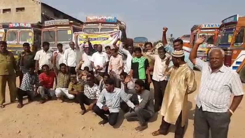ಬೆಂಗಳೂರಲ್ಲಿ ಲಾರಿ ಮುಷ್ಕರದ ಬಿಸಿ; ಪ್ರತಿಭಟನೆ ಕೈಬಿಡಲು ಸಚಿವ ಈಶ್ವರಪ್ಪ ಮನವಿ ಬೆಂಗಳೂರಲ್ಲಿ ಲಾರಿ ಮುಷ್ಕರದ ಬಿಸಿ; ಪ್ರತಿಭಟನೆ ಕೈಬಿಡಲು ಸಚಿವ ಈಶ್ವರಪ್ಪ ಮನವಿ