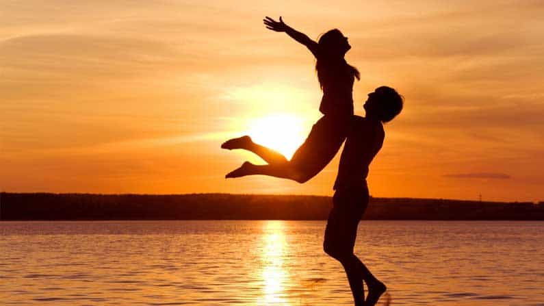Valentine's Day: ಯಾವತ್ತೂ ದೂರವಾಗದ ಹಾಗೆ ನನ್ನ ಒಪ್ಪಿ ಅಪ್ಪಿಬಿಡು ಗೆಳತಿ Valentine's Day: ಯಾವತ್ತೂ ದೂರವಾಗದ ಹಾಗೆ ನನ್ನ ಒಪ್ಪಿ ಅಪ್ಪಿಬಿಡು ಗೆಳತಿ