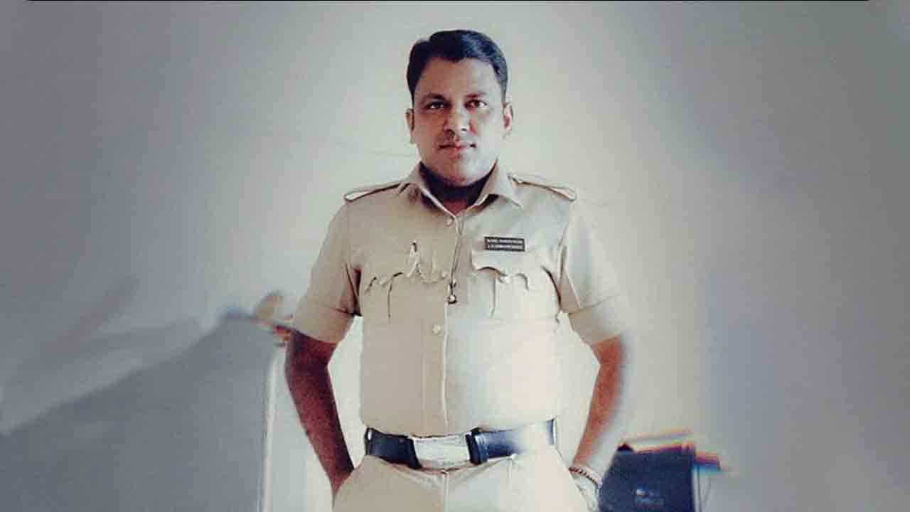 ಕರ್ತವ್ಯಕ್ಕೆ ತೆರಳುವ ವೇಳೆ.. ಕ್ವಾಟರ್ಸ್ ಮುಂದಿನ ಕಾಲುವೆಗೆ ಬಿದ್ದು ಕಾನ್ಸ್ಟೇಬಲ್ ಸಾವು, ಯಾವೂರಲ್ಲಿ? ಕರ್ತವ್ಯಕ್ಕೆ ತೆರಳುವ ವೇಳೆ.. ಕ್ವಾಟರ್ಸ್ ಮುಂದಿನ ಕಾಲುವೆಗೆ ಬಿದ್ದು ಕಾನ್ಸ್ಟೇಬಲ್ ಸಾವು, ಯಾವೂರಲ್ಲಿ?