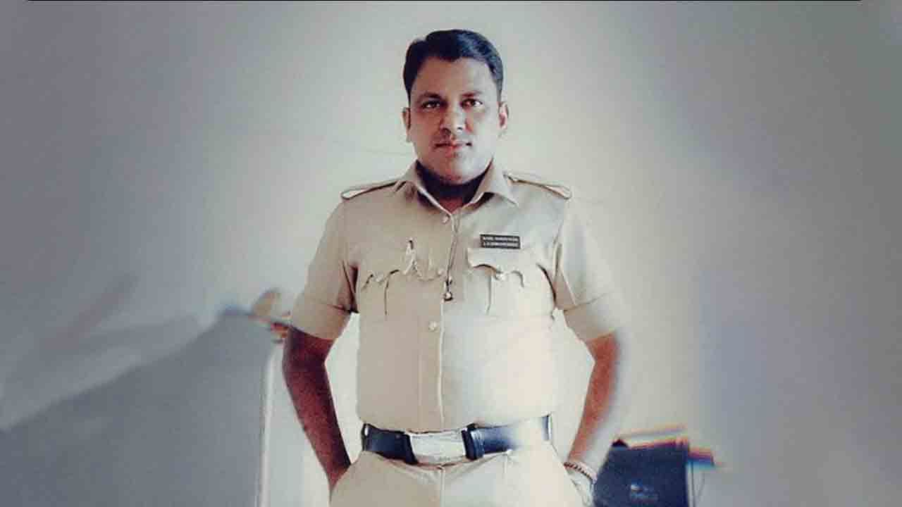 ಕರ್ತವ್ಯಕ್ಕೆ ತೆರಳುವ ವೇಳೆ.. ಕ್ವಾಟರ್ಸ್ ಮುಂದಿನ ಕಾಲುವೆಗೆ ಬಿದ್ದು ಕಾನ್ಸ್ಟೇಬಲ್ ಸಾವು, ಯಾವೂರಲ್ಲಿ? ಕರ್ತವ್ಯಕ್ಕೆ ತೆರಳುವ ವೇಳೆ.. ಕ್ವಾಟರ್ಸ್ ಮುಂದಿನ ಕಾಲುವೆಗೆ ಬಿದ್ದು ಕಾನ್ಸ್ಟೇಬಲ್ ಸಾವು, ಯಾವೂರಲ್ಲಿ?