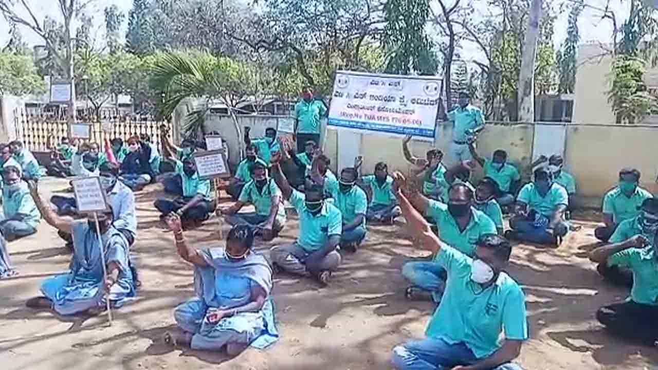 ರಜೆ ಕೇಳಿದ್ದಕ್ಕೆ 12 ವರ್ಷದಿಂದ ಕೆಲಸ ಮಾಡ್ತಿದ್ದ ಕಾರ್ಮಿಕರು ಏಕಾಏಕಿ ವಜಾ: ಮರುನೇಮಕಕ್ಕೆ ಆಗ್ರಹಿಸಿ ನೌಕರರ ಧರಣಿ ರಜೆ ಕೇಳಿದ್ದಕ್ಕೆ 12 ವರ್ಷದಿಂದ ಕೆಲಸ ಮಾಡ್ತಿದ್ದ ಕಾರ್ಮಿಕರು ಏಕಾಏಕಿ ವಜಾ: ಮರುನೇಮಕಕ್ಕೆ ಆಗ್ರಹಿಸಿ ನೌಕರರ ಧರಣಿ