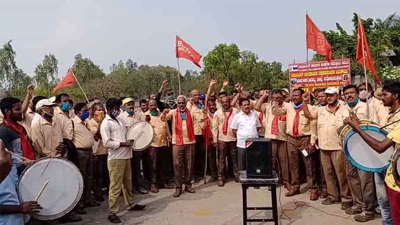 BEML ಖಾಸಗೀಕರಣ ವಿರೋಧಿಸಿ ತಮಟೆ ಚಳುವಳಿ: ಮೋದಿ ಸರ್ಕಾರದ ವಿರುದ್ಧ ಘೋಷಣೆ ಕೂಗಿ ಕಾರ್ಮಿಕರ ಆಕ್ರೋಶ BEML ಖಾಸಗೀಕರಣ ವಿರೋಧಿಸಿ ತಮಟೆ ಚಳುವಳಿ: ಮೋದಿ ಸರ್ಕಾರದ ವಿರುದ್ಧ ಘೋಷಣೆ ಕೂಗಿ ಕಾರ್ಮಿಕರ ಆಕ್ರೋಶ