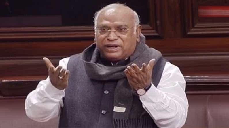 ಸಂಸತ್ನಲ್ಲಿ ದನಿಯಡಗಿಸಲು ಕೇಂದ್ರ ಸರ್ಕಾರ ಪ್ರತಿಪಕ್ಷ ನಾಯಕರನ್ನು ಗುರಿಯಾಗಿಸುತ್ತಿದೆ: ಮಲ್ಲಿಕಾರ್ಜುನ ಖರ್ಗೆ