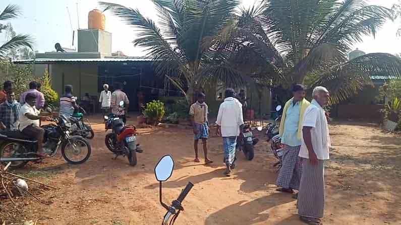 ತೋಟದ ಮನೆಯಲ್ಲಿ ರೌಡಿಗಾಗಿ ತಲಾಶ್.. ದಂಪತಿಯ ಬೆದರಿಸಿ 3 ಲಕ್ಷ ನಗದು, 250ಗ್ರಾಂ ಆಭರಣ ದೋಚಿದ ದುಷ್ಕರ್ಮಿಗಳು ತೋಟದ ಮನೆಯಲ್ಲಿ ರೌಡಿಗಾಗಿ ತಲಾಶ್.. ದಂಪತಿಯ ಬೆದರಿಸಿ 3 ಲಕ್ಷ ನಗದು, 250ಗ್ರಾಂ ಆಭರಣ ದೋಚಿದ ದುಷ್ಕರ್ಮಿಗಳು