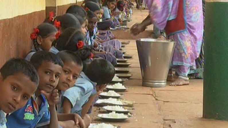 ಶಾಲಾ ಮಕ್ಕಳಿಗೆ ಕೊಡುವ ಬಿಸಿ ಊಟದ ಆಹಾರಕ್ಕೆ ಕನ್ನ.. ಬೀದರ್ನ ಶಿಕ್ಷಕಿ ಮೇಲೆ ಗಂಭೀರ ಆರೋಪ