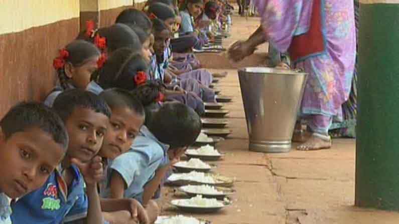 ಶಾಲಾ ಮಕ್ಕಳಿಗೆ ಕೊಡುವ ಬಿಸಿ ಊಟದ ಆಹಾರಕ್ಕೆ ಕನ್ನ.. ಬೀದರ್ನ ಶಿಕ್ಷಕಿ ಮೇಲೆ ಗಂಭೀರ ಆರೋಪ ಶಾಲಾ ಮಕ್ಕಳಿಗೆ ಕೊಡುವ ಬಿಸಿ ಊಟದ ಆಹಾರಕ್ಕೆ ಕನ್ನ.. ಬೀದರ್ನ ಶಿಕ್ಷಕಿ ಮೇಲೆ ಗಂಭೀರ ಆರೋಪ