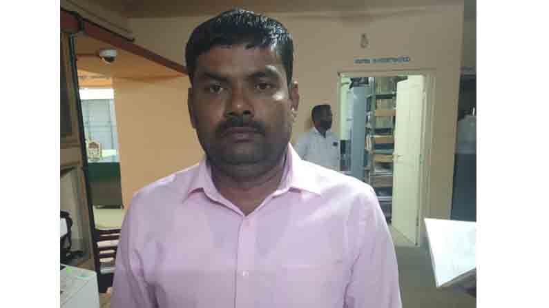 ಮಂಡ್ಯ: ವಿದ್ಯಾರ್ಥಿನಿಯರಿಗೆ ಲೈಂಗಿಕ ಕಿರುಕುಳ ನೀಡ್ತಿದ್ದ ಪ್ರೌಢಶಾಲಾ ಶಿಕ್ಷಕ ಅರೆಸ್ಟ್ ಮಂಡ್ಯ: ವಿದ್ಯಾರ್ಥಿನಿಯರಿಗೆ ಲೈಂಗಿಕ ಕಿರುಕುಳ ನೀಡ್ತಿದ್ದ ಪ್ರೌಢಶಾಲಾ ಶಿಕ್ಷಕ ಅರೆಸ್ಟ್