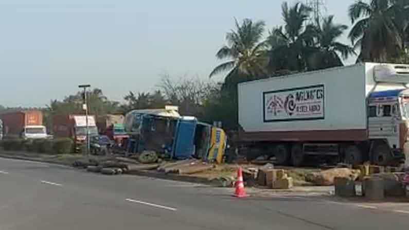 Road Accident | ಹಾವೇರಿ, ನೆಲಮಂಗಲದಲ್ಲಿ ಪ್ರತ್ಯೇಕ ಅಪಘಾತ.. ನಜ್ಜುಗುಜ್ಜಾದ ವಾಹನದಲ್ಲಿ ಸಿಲುಕಿ ವ್ಯಕ್ತಿ ಪರದಾಟ Road Accident | ಹಾವೇರಿ, ನೆಲಮಂಗಲದಲ್ಲಿ ಪ್ರತ್ಯೇಕ ಅಪಘಾತ.. ನಜ್ಜುಗುಜ್ಜಾದ ವಾಹನದಲ್ಲಿ ಸಿಲುಕಿ ವ್ಯಕ್ತಿ ಪರದಾಟ