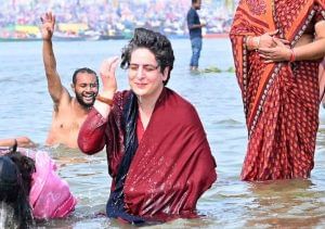 PRIYANKA GANDHI HOLY DIP 3