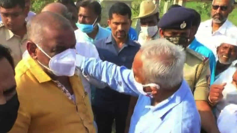 Video Viral: ಪ್ರಕಾಶ್ ಹುಕ್ಕೇರಿ ಮತ್ತು DySP ನಡುವೆ ಮಾತಿನ ಚಕಮಕಿ: ವಿಡಿಯೋ ವೈರಲ್ Video Viral: ಪ್ರಕಾಶ್ ಹುಕ್ಕೇರಿ ಮತ್ತು DySP ನಡುವೆ ಮಾತಿನ ಚಕಮಕಿ: ವಿಡಿಯೋ ವೈರಲ್