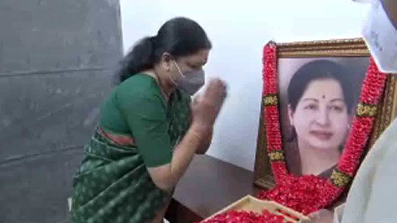 Sasikala ‘ಜಯಲಲಿತಾ ಸಮಾಧಿ ಯಾಕೆ ಮುಚ್ಚಿದ್ದಾರೆಂದು ಜನರಿಗೆ ಗೊತ್ತು; ನಾನು ಖಂಡಿತವಾಗಿಯೂ ರಾಜಕೀಯಕ್ಕೆ ಬಂದೇ ಬರ್ತೇನೆ’ Sasikala ‘ಜಯಲಲಿತಾ ಸಮಾಧಿ ಯಾಕೆ ಮುಚ್ಚಿದ್ದಾರೆಂದು ಜನರಿಗೆ ಗೊತ್ತು; ನಾನು ಖಂಡಿತವಾಗಿಯೂ ರಾಜಕೀಯಕ್ಕೆ ಬಂದೇ ಬರ್ತೇನೆ’