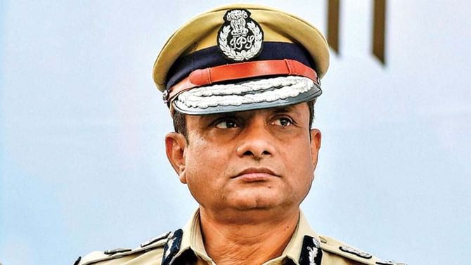 ಶಾರದಾ ಚಿಟ್ ಫಂಡ್ ಹಗರಣ: ಐಪಿಎಸ್ ಅಧಿಕಾರಿ ರಾಜೀವ್ ಕುಮಾರ್ ವಿಚಾರಣೆ 2 ವಾರ ಮುಂದೂಡಿದ ಸುಪ್ರೀಂ ಕೋರ್ಟ್ ಶಾರದಾ ಚಿಟ್ ಫಂಡ್ ಹಗರಣ: ಐಪಿಎಸ್ ಅಧಿಕಾರಿ ರಾಜೀವ್ ಕುಮಾರ್ ವಿಚಾರಣೆ 2 ವಾರ ಮುಂದೂಡಿದ ಸುಪ್ರೀಂ ಕೋರ್ಟ್