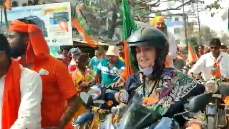 West Bengal Elections: ಪಶ್ಚಿಮ ಬಂಗಾಳ ಬಿಜೆಪಿ ಪ್ರಚಾರ ಯಾತ್ರೆಯಲ್ಲಿ ಸ್ಕೂಟರ್ ಓಡಿಸಿದ ಸ್ಮೃತಿ ಇರಾನಿ West Bengal Elections: ಪಶ್ಚಿಮ ಬಂಗಾಳ ಬಿಜೆಪಿ ಪ್ರಚಾರ ಯಾತ್ರೆಯಲ್ಲಿ ಸ್ಕೂಟರ್ ಓಡಿಸಿದ ಸ್ಮೃತಿ ಇರಾನಿ
