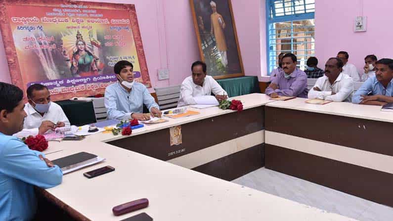 SSLC Examination 2021: ಪರೀಕ್ಷೆಗೆ ವಿದ್ಯಾರ್ಥಿಗಳನ್ನು ಈಗಿನಿಂದಲೇ ಸಜ್ಜುಗೊಳಿಸಲು ಜಿಲ್ಲಾ ಪಂಚಾಯತಿ ಸಿಇಓ ಸೂಚನೆ SSLC Examination 2021: ಪರೀಕ್ಷೆಗೆ ವಿದ್ಯಾರ್ಥಿಗಳನ್ನು ಈಗಿನಿಂದಲೇ ಸಜ್ಜುಗೊಳಿಸಲು ಜಿಲ್ಲಾ ಪಂಚಾಯತಿ ಸಿಇಓ ಸೂಚನೆ