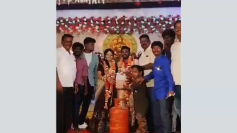 ನವ ದಂಪತಿಗೆ ಎಲ್ಪಿಜಿ ಗ್ಯಾಸ್ ಸಿಲಿಂಡರ್, ಪೆಟ್ರೋಲ್ ಉಡುಗೊರೆ ನೀಡಿದ ಸ್ನೇಹಿತರು; ವಿಡಿಯೋ ಫುಲ್ ವೈರಲ್ ನವ ದಂಪತಿಗೆ ಎಲ್ಪಿಜಿ ಗ್ಯಾಸ್ ಸಿಲಿಂಡರ್, ಪೆಟ್ರೋಲ್ ಉಡುಗೊರೆ ನೀಡಿದ ಸ್ನೇಹಿತರು; ವಿಡಿಯೋ ಫುಲ್ ವೈರಲ್