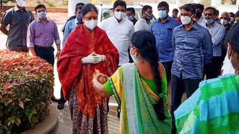 ದೇವನಹಳ್ಳಿಯ ರೆಸಾರ್ಟ್ನಲ್ಲಿ ಶಶಿಕಲಾ ವಾಸ್ತವ್ಯ.. ಸಂಬಂಧಿಕರು, ಬೆಂಬಲಿಗರ ಭೇಟಿ ನಿರಾಕರಿಸಿದ ಚಿನ್ನಮ್ಮ ದೇವನಹಳ್ಳಿಯ ರೆಸಾರ್ಟ್ನಲ್ಲಿ ಶಶಿಕಲಾ ವಾಸ್ತವ್ಯ.. ಸಂಬಂಧಿಕರು, ಬೆಂಬಲಿಗರ ಭೇಟಿ ನಿರಾಕರಿಸಿದ ಚಿನ್ನಮ್ಮ