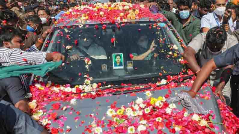 Sasikala Returns to Tamil Nadu: ಕಿಕ್ಕಿರಿದು ತುಂಬಿದ ಅಭಿಮಾನಿಗಳಿಂದ ಹೂಮಳೆ, ದಾರಿಯುದ್ದಕ್ಕೂ ಶಶಿಕಲಾಗೆ ಭರ್ಜರಿ ಸ್ವಾಗತ Sasikala Returns to Tamil Nadu: ಕಿಕ್ಕಿರಿದು ತುಂಬಿದ ಅಭಿಮಾನಿಗಳಿಂದ ಹೂಮಳೆ, ದಾರಿಯುದ್ದಕ್ಕೂ ಶಶಿಕಲಾಗೆ ಭರ್ಜರಿ ಸ್ವಾಗತ